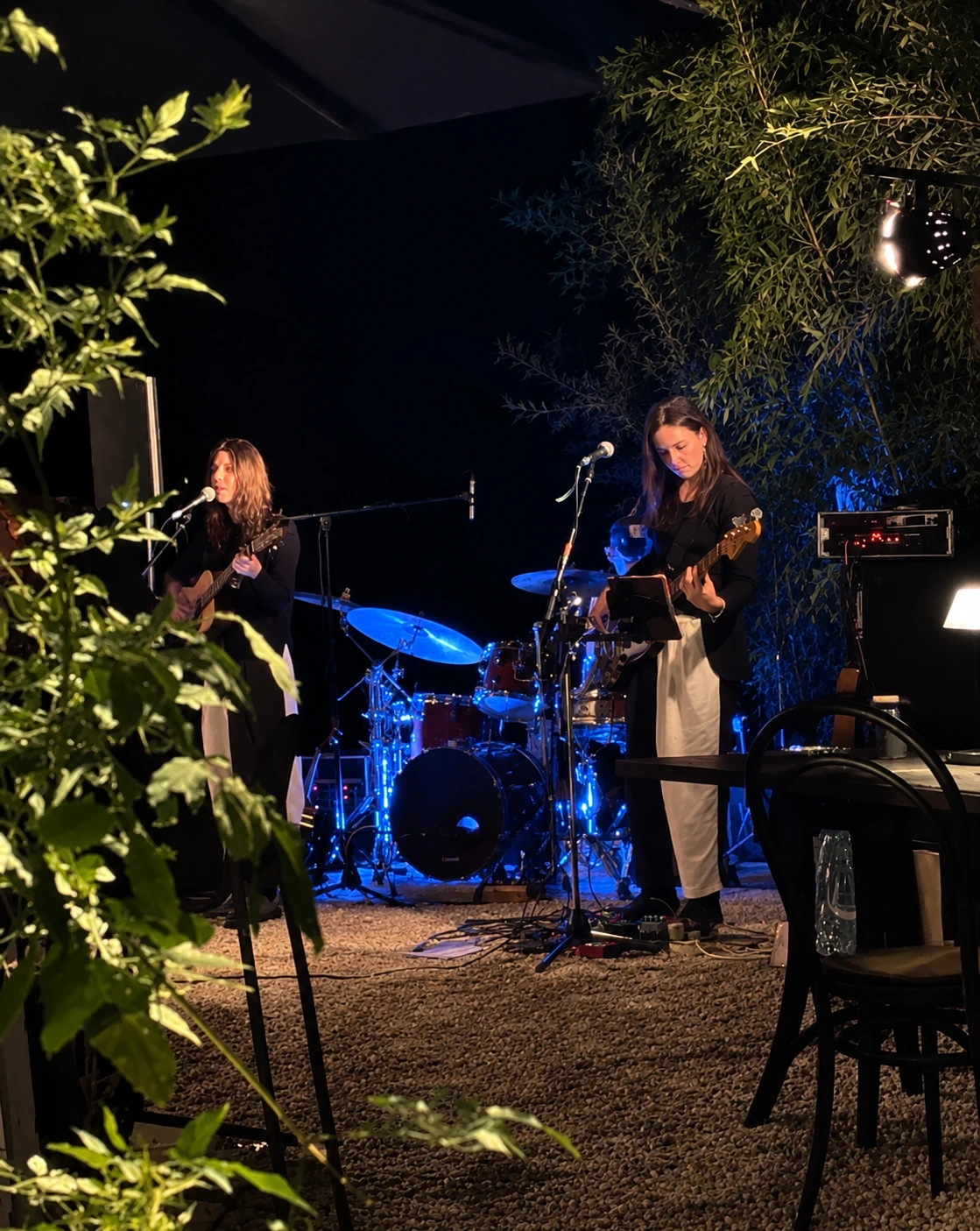 Groupe en concert sur la terrasse à la nuit tombée, soirée O Mamma Live à Lourmarin