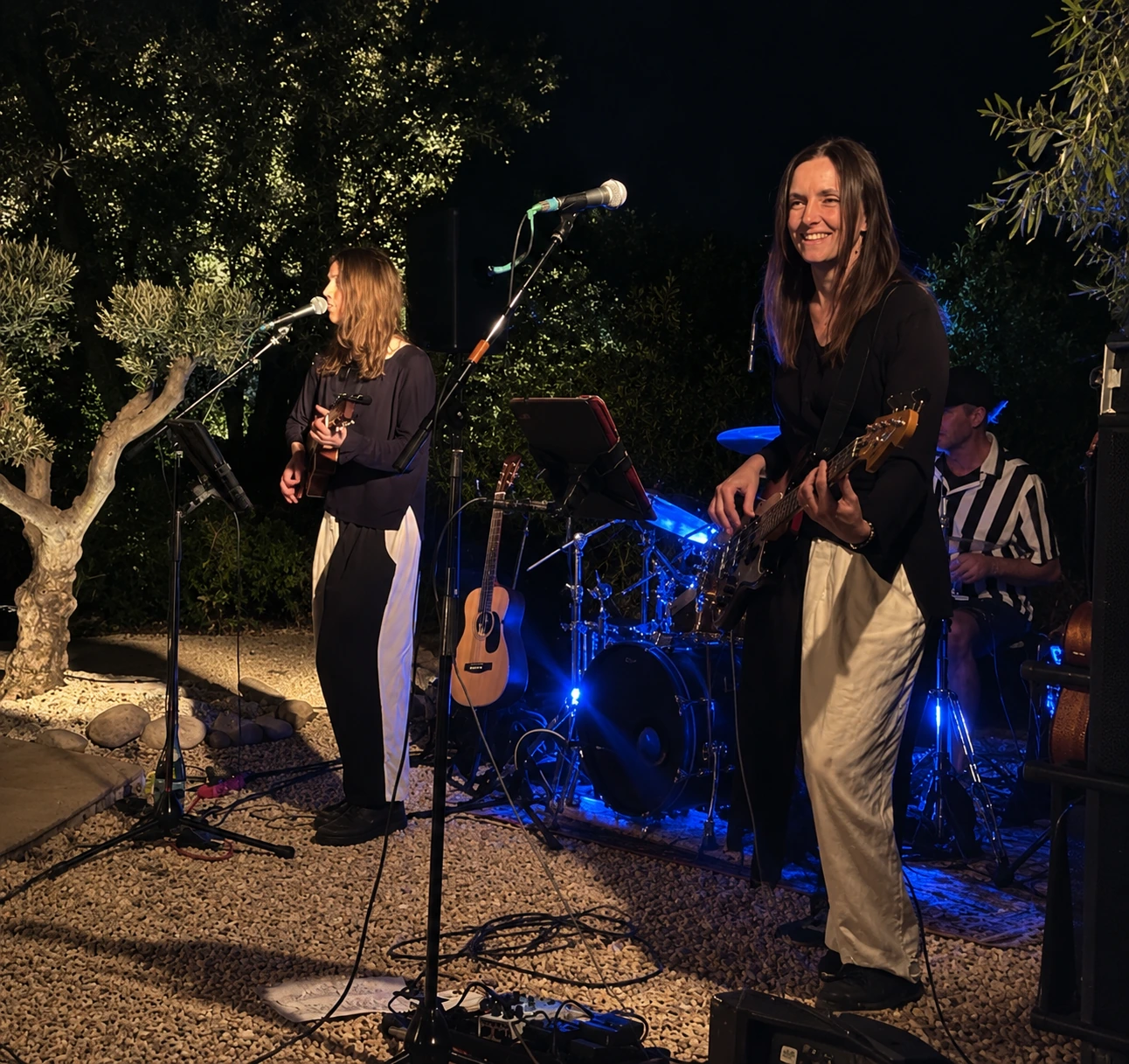 Deux musiciennes à la guitare et à la basse devant le public, soirée O Mamma Live à Lourmarin